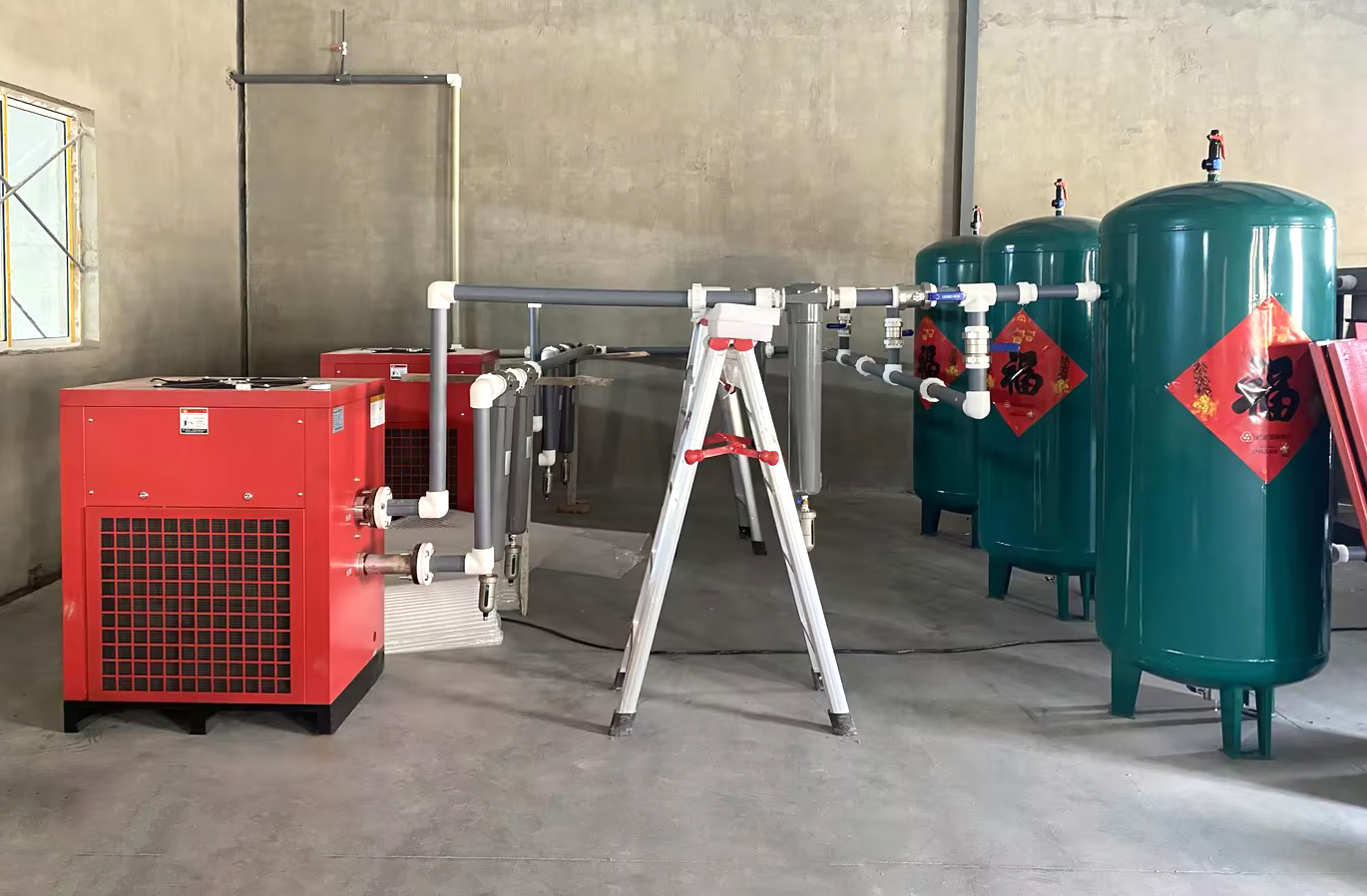 Uppgradering av utrustning i djurhållningsindustrin: Hur hjälper en dubbelskruv (90 kW) luftkompressor att uppnå effektiv och energibesparande produktion?