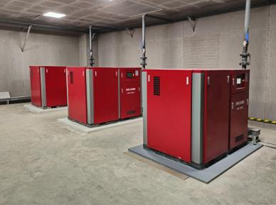 Hur kan man uppnå energieffektivitet och hög prestanda med luftkompressorer inom flygindustrin?
